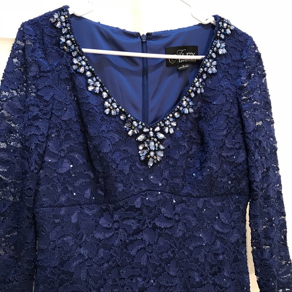 Alex Evenings Dresses & Skirts - Alex Evenings - Elegant Vneck Dress with Sleeves